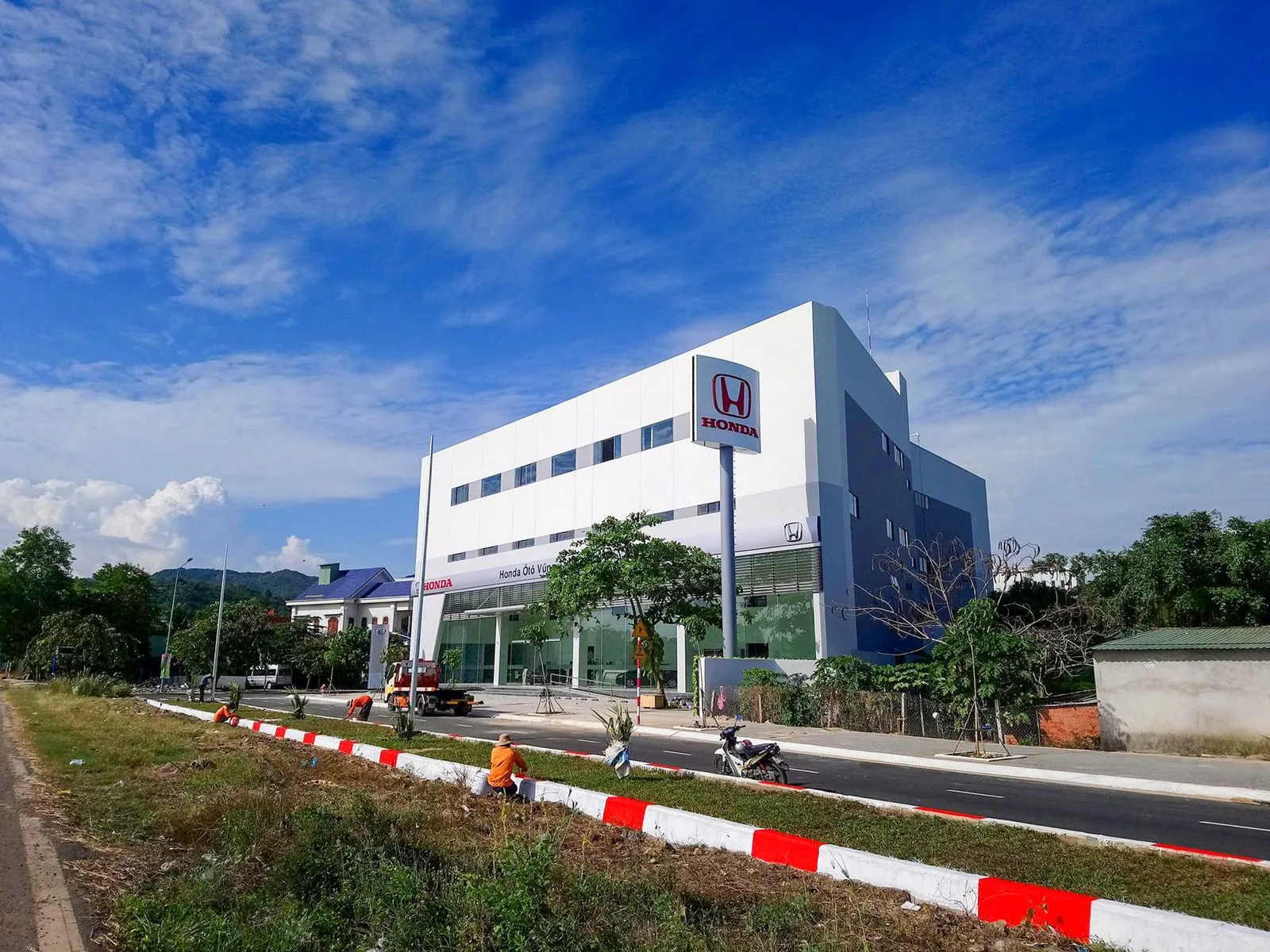 HONDA CAR SHOWROOM - Gallery image 2 of 7 by OLY Studio