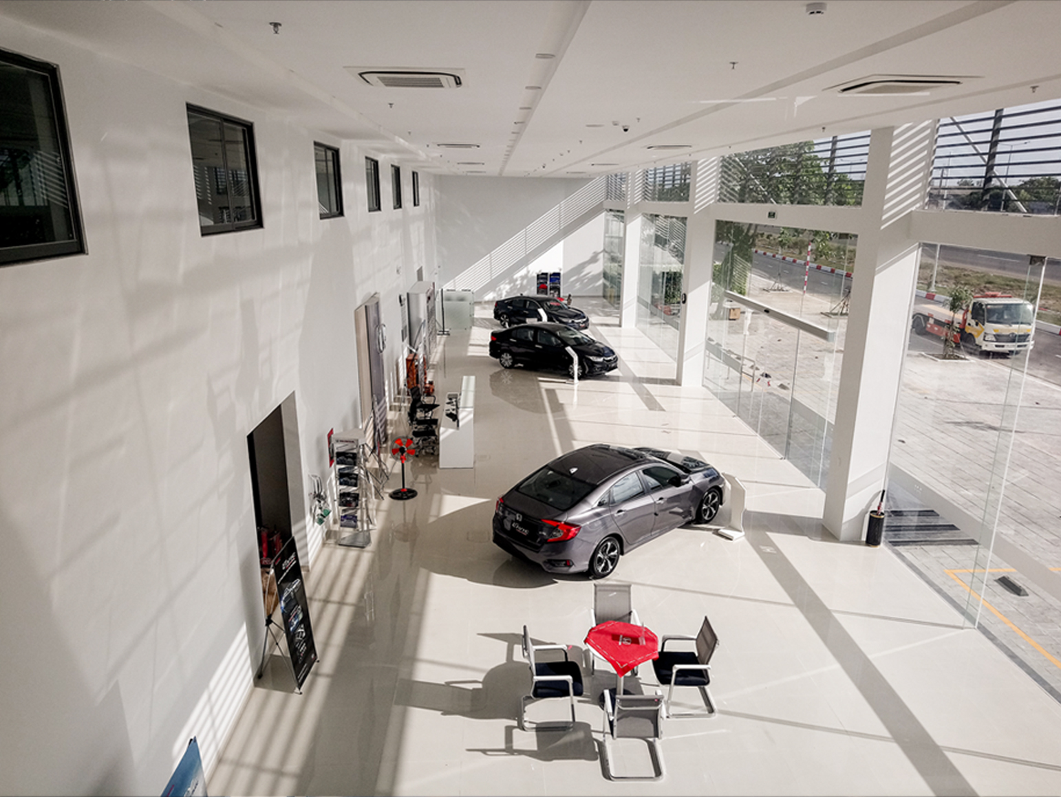 HONDA CAR SHOWROOM - Gallery image 6 of 7 by OLY Studio